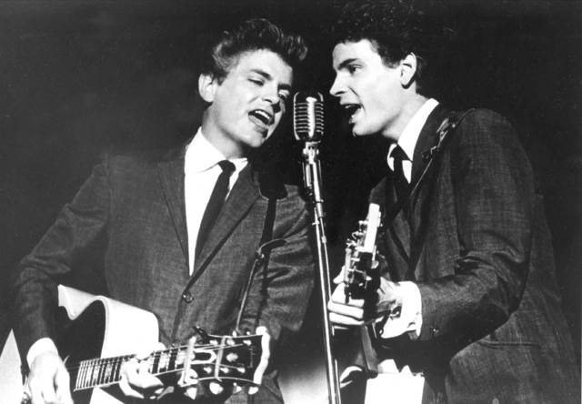 En esta foto de archivo del 31 de julio de 1964, The Everly Brothers, Phil, a la izquierda, y Don, actúan en el escenario. Foto Ap