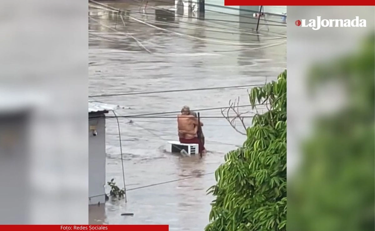 Durante las recientes inundaciones de Poza Rica, Veracruz, se difundieron imágenes de Doña Elodia y Don Hilario, un matrimonio de adultos mayores que sobrevivieron abrazados a la contingencia. Foto