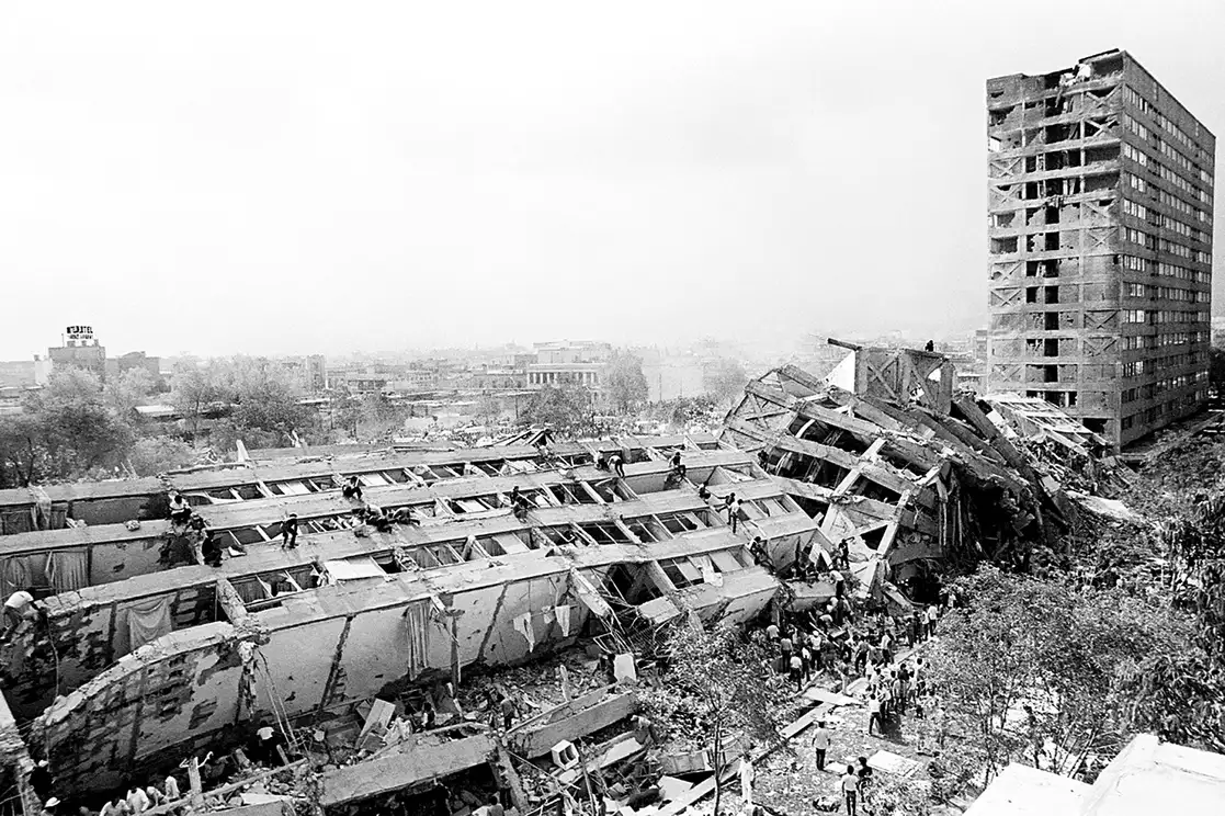 Edificio Nuevo León, en Tlatelolco, después del terremoto del 19 de septiembre de 1985. Foto Marco Antonio Cruz