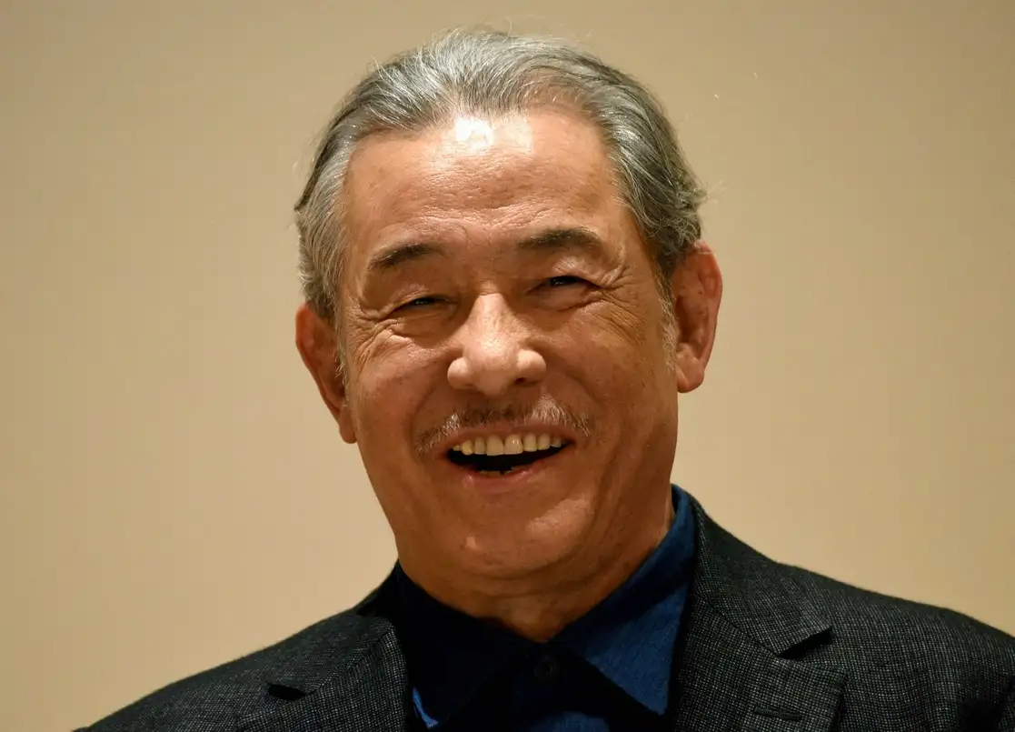 El diseñador japonés Issey Miyake durante una conferencia para la ‘Exposición Miyake Issey’ en el Centro Nacional de Arte de Tokio, el 15 de marzo de 2016. Foto Afp
