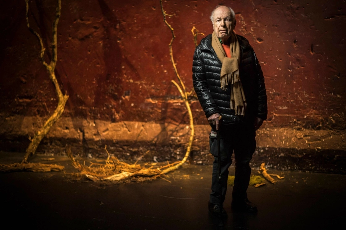 El director de teatro y cine, dramaturgo y actor británico Peter Brook posa durante una sesión de fotos en el teatro Bouffes du Nord, en París, el 27 de febrero de 2018. Foto Afp
