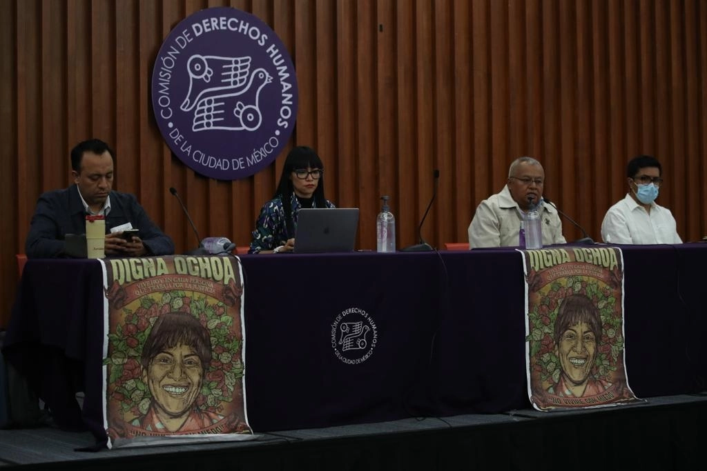 Los abogados David Peña, Karla Michelle Salas, Jesús Ochoa (hermano de Digna Ochoa) y Alan Piñón durante una conferencia de prensa, en el auditorio Digna Ochoa de la CDHCDMX, el 21 de enero de 2022. Foto Cristina Rodríguez