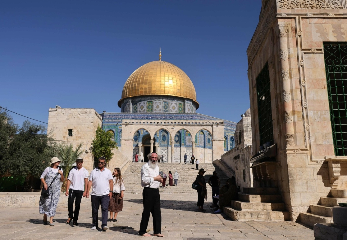 Un grupo de judíos religiosos visita el recinto de la mezquita de Al-Aqsa en la Ciudad Vieja de Jerusalén, el 7 de octubre de 2021. Foto Afp