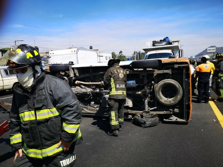 Bomberos de la CDMX trabajan en la volcadura de una camioneta de transporte público en la alcaldía Tláhuac. Foto de Twitter @Bomberos_CDMX 