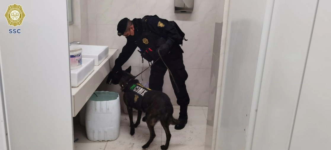 Los agentes realizaron el rastreo acompañados de caninos en la estación Boulevard Puerto Aéreo, sin que localizaran ningún explosivo. Foto cortesía de la SSC
