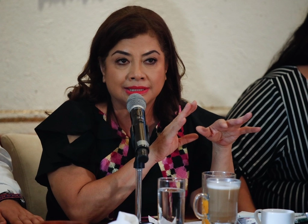 La candidata a la jefatura de gobierno por la coalición Sigamos Haciendo Historia a la CDMX, Clara Brugada firma ante el notario Fernando Pérez Arredondo N12, una denuncia por difamación. Foto Cristina Rodríguez