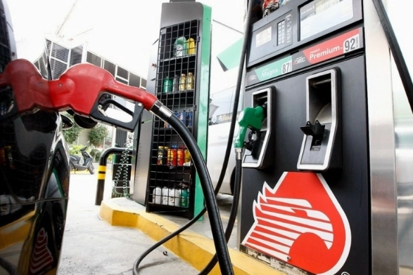 Gasolinera en la Ciudad de México. Foto Roberto García Ortiz / Archivo