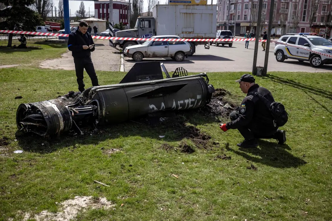 Los restos del misil 'Tochka-U', misil usado únicamente por las Fuerzas Armadas ucranias, en la ciudad de Kramatorsk, el 8 de abril de 2022. Foto Afp
