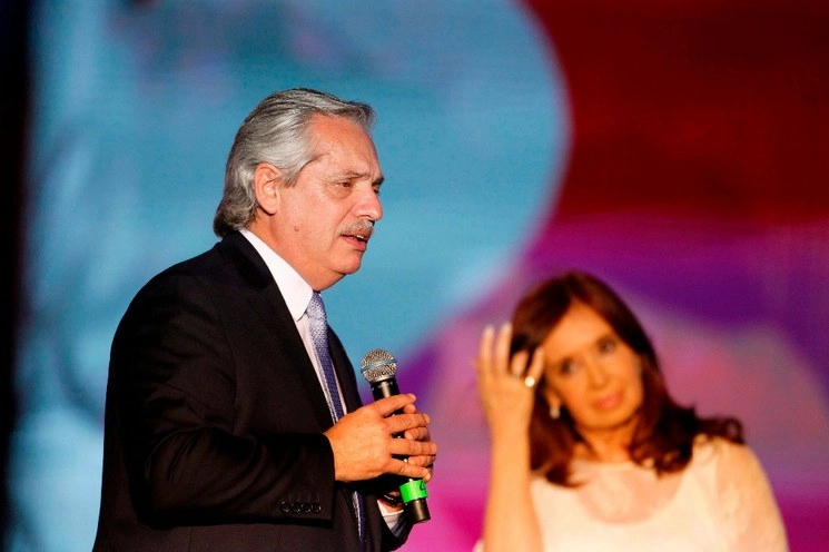 La vicepresidenta argentina Cristina Fernández (al fondo) escucha al mandatario Alberto Fernández en un discurso. Foto Afp