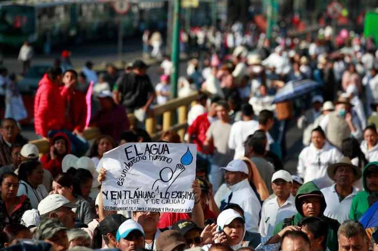 Vecinos de la alcaldia Tláhuac durante una protesta  por la privatización y desabasto de agua en la demarcación. Foto Alfredo Dominguez / Archivo