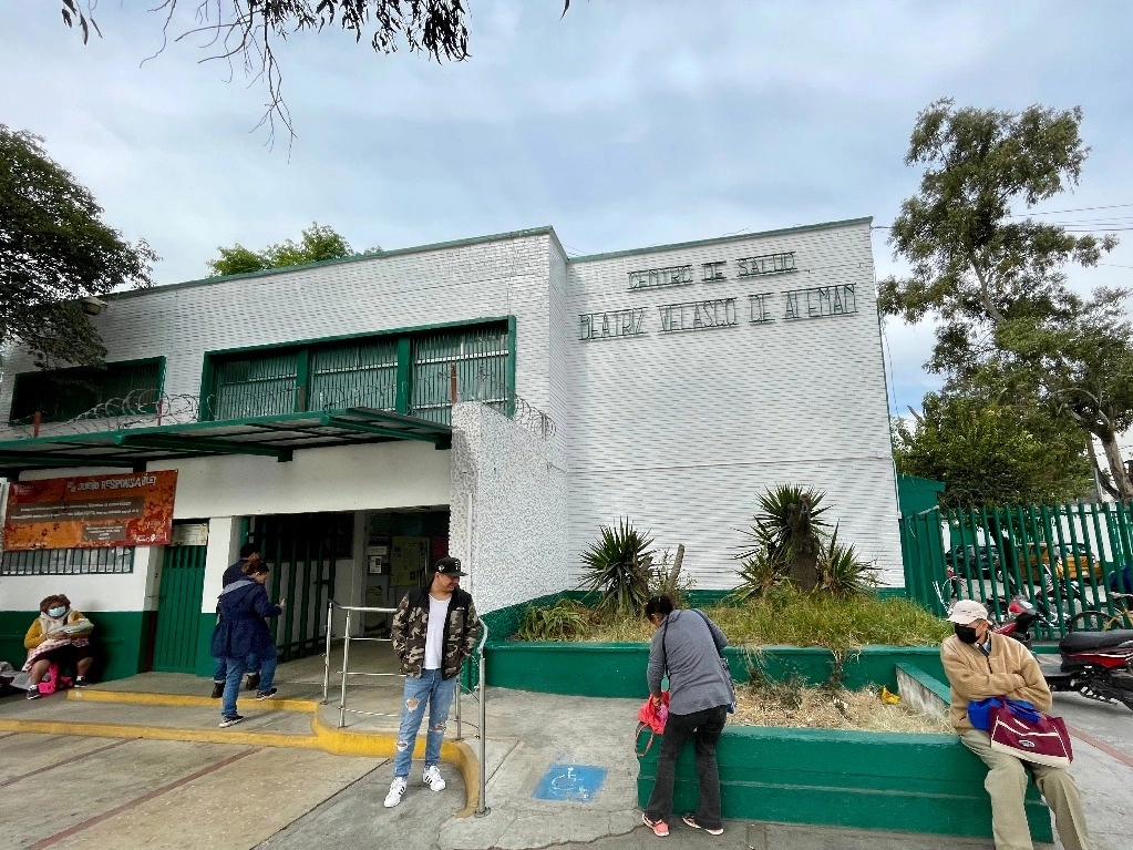 El IMSS rechazó que se vaya a aplicar una reducción de 15 por ciento al pago de pensiones a partir de este mes, como asegura información falsa que circula en redes sociales. Foto Roberto García Ortiz/Archivo.