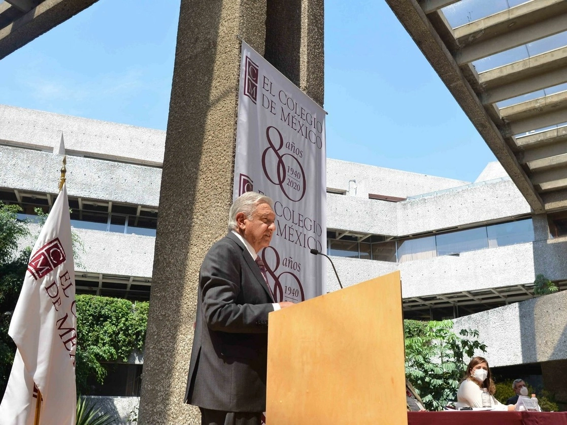 El presidente Andrés Manuel López Obrador asistió ayer a la ceremonia por el 80 aniversario de El Colegio de México. Foto cortesía Presidencia