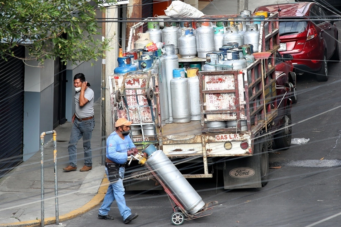 La Cofece detalló que entre los elementos identificados que inhiben la competencia en México destacan la existencia de barreras para que potenciales competidores entren a estos mercados por los altos costos de inversión. En la imagen, venta de gas LP en la Ciudad de México. Foto María Luisa Severiano / Archivo