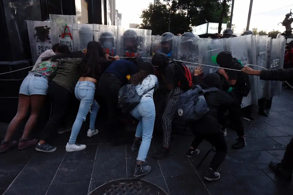 Integrantes de grupos feministas se enfrentan con policías capitalinos durante la Acción Global para el Acceso al Aborto Legal y Seguro. Foto: Cristina Rodríguez