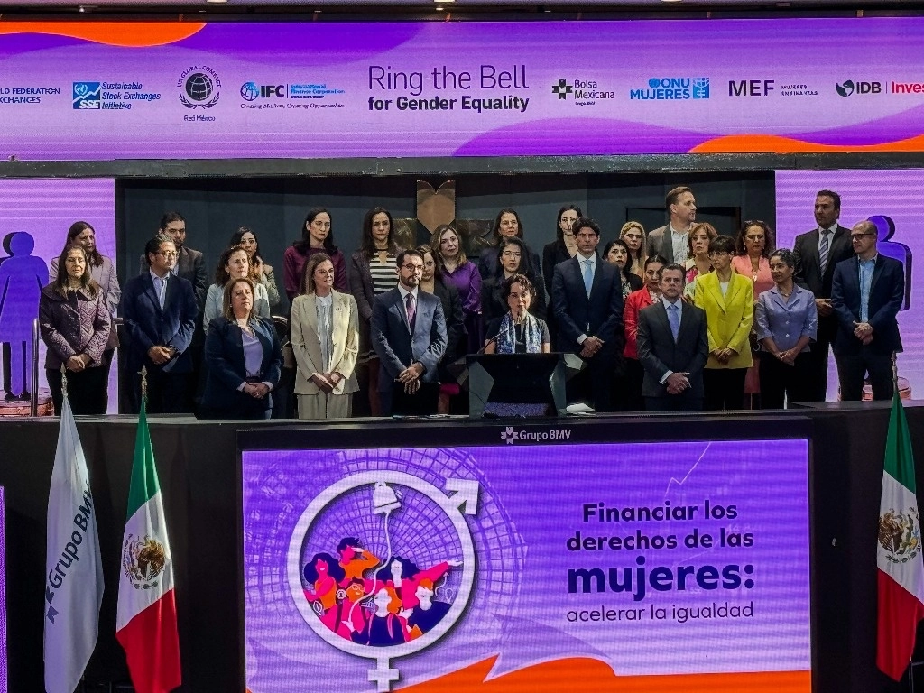 Galia Borja comentó que el país ha logrado enormes avances, pero aún quedan retos. "Los mercados de valores juegan un papel relevante para fomentar la inversión en las mujeres”, dijo en el campanazo de Ring the Bell for the Gender Equality en la BMV, el 8 de marzo de 2024. Foto Alejandro Alegría