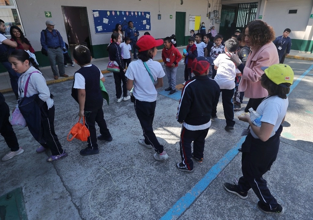 Niños juegan durante su recreo en una escuela de la Ciudad de México, en imagen del 8 de febrero de 2024. Foto Marco Peláez