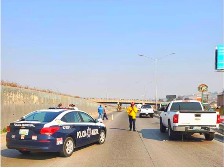 El accidente ocurrió este jueves 11 de junio en la Vía Oriente de Tijuana, donde una unidad que transportaba gas LP tuvo fallas mecánicas y provocó un aparatoso accidente. Foto tomada del Twitter de @SspcmTijuana
