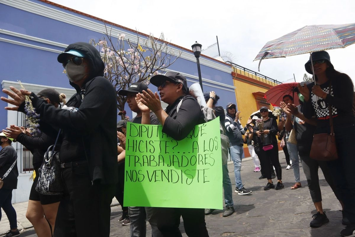 Durante una marcha de un centenar de ex trabajadores del estado de Oaxaca quienes protestaron contra la administración de Salomón Jara Cruz. Foto 
