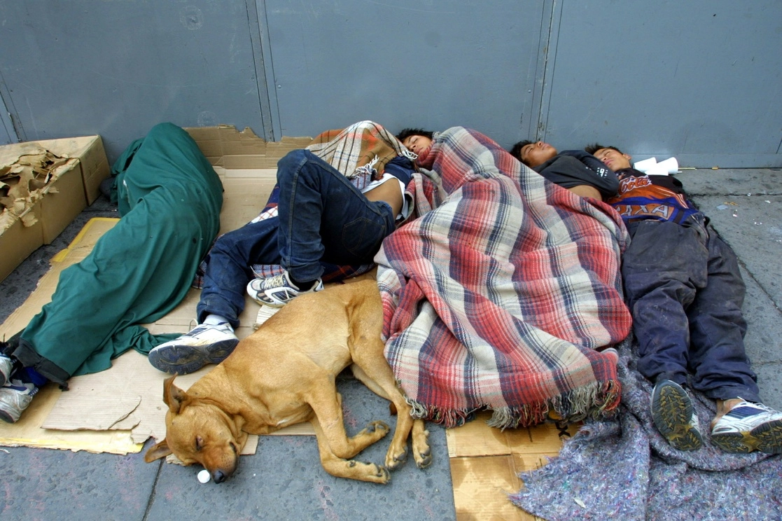  No hay política pública para la formación escolar de menores que suelen vivir o trabajar en las calles de las ciudades. En la imagen, niños que duermen en una banqueta de la capital. Foto Carlos Ramos Mamahua / Archivo 