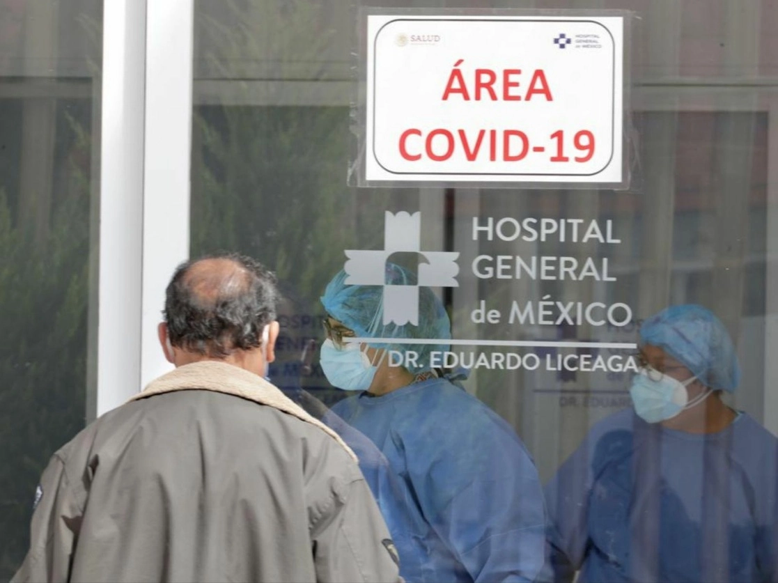 Un hombre pide informes a médicos afuera del área Covid-19 del Hospital General de México, en la capital del país, el 4 de febrero de 2021. Foto Roberto García Ortiz