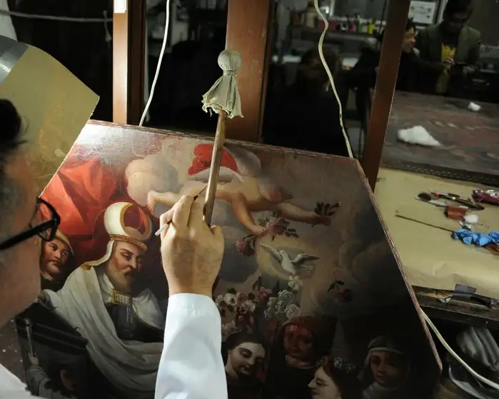Aquí, restauración detallada de la pintura ‘Los desposorios de la Virgen’, de la capilla de Santa María de la Asunción, en Ocuilan de Arteaga, Estado de México. Foto Mauricio Marat / INAH 