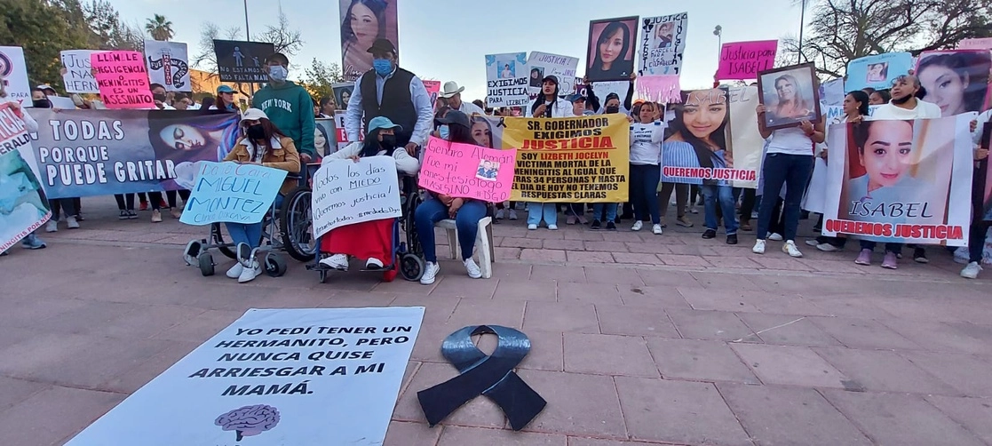 Las protestas no cesarán hasta que todos los responsables paguen, señalaron ayer deudos de las 35 personas fallecidas tras contraer meningitis micótica. Foto Saúl Maldonado