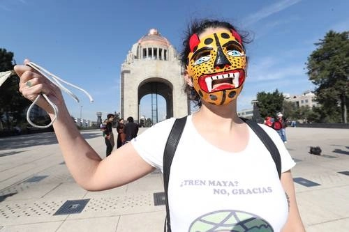 Protesta contra el Tren Maya frente al Monumento a la Revolución en la Ciudad de México en enero pasado. De acuerdo con el proyecto, la línea férrea de mil 500 kilómetros atravesará Chiapas, Tabasco, Campeche, Yucatán y Quintana Roo. Foto Luis Castillo