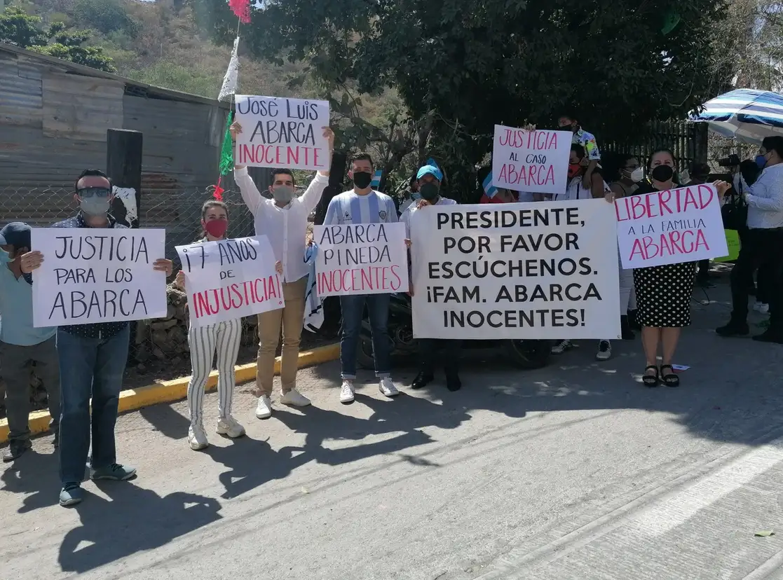 Familiares del ex edil de Iguala, Juan Carlos Abarca, pidieron al presidente su intervención para que sea liberado. Foto Sergio Ocampo