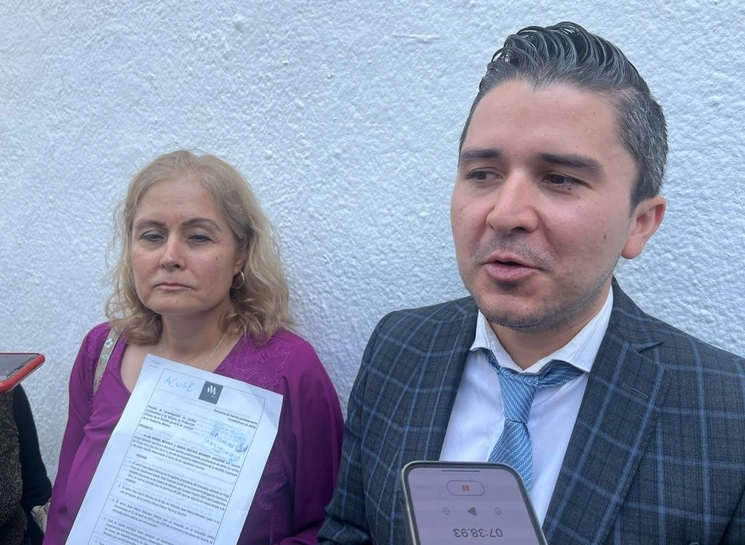 El abogado Rodrigo Muñoz y Diana Ester Monroy, esposa del hombre que murió en el incendio de la Torre High Park, presentaron una denuncia en la FGJ. Foto Alfredo Domínguez