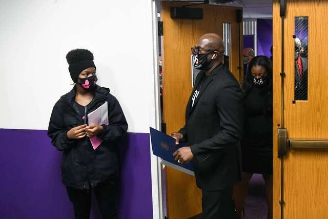 El hermano de George Floyd acudió al funeral de Daunte Wright, un joven negro que murió el 11 de abril a manos de una policía blanca de Estados Unidos. Foto Afp 