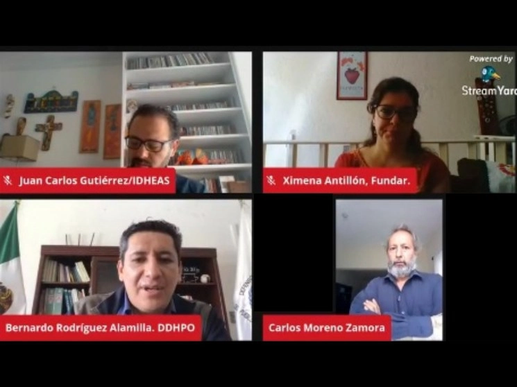 En conferencia de prensa virtual, Carlos Moreno recordó que tras lo ocurrido con su hijo en la comunidad de Lagunas de Chacahua en 2011, diversas autoridades tanto estatales como federales han asumido una actitud de “simulación, corrupción, cinismo, burla y desprecio” contra la familia del muchacho. Imagen tomada de la transmisión vía Facebook Live