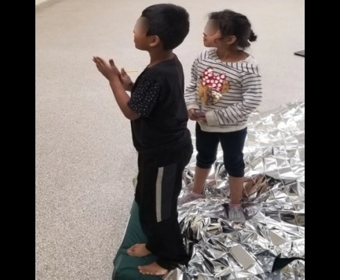 Menores migrantes son abandonados para que intenten cruzar a EU otra vez tras una primera expulsión. Foto Tomada del Twitter @USBPChiefSDC