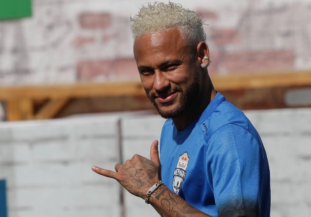 La familia de Neymar negó informaciones de prensa que afirmaron que va a pagar la fianza para que el lateral brasileño Dani Alves salga en libertad provisional. La imagen, de julio de 2019. Foto Ap