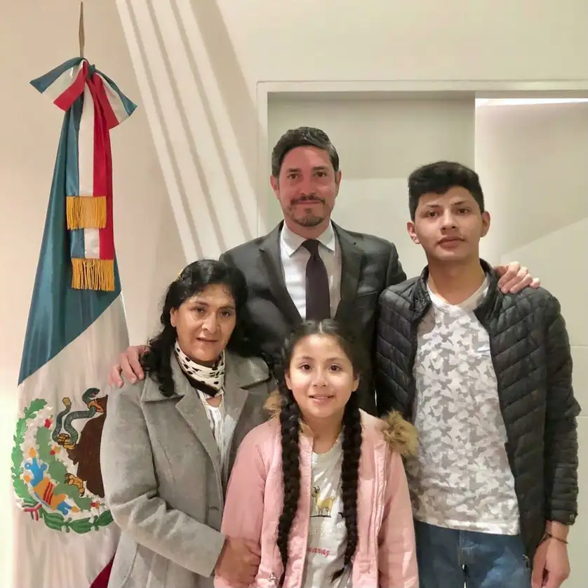Pablo Monroy, embajador de México en Perú, junto a la familia del depuesto presidente Pedro Castillo. Foto La Jornada.