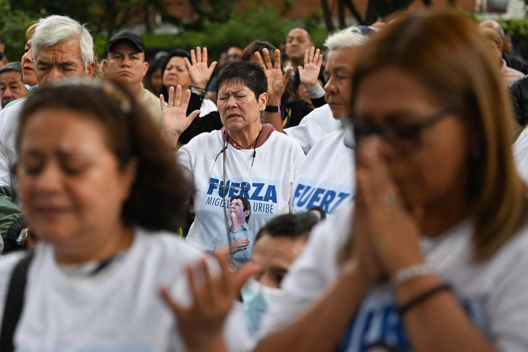 Personas rezan durante una misa por la salud del candidato presidencial colombiano Miguel Uribe en Bogotá el 21 de junio de 2025. Foto