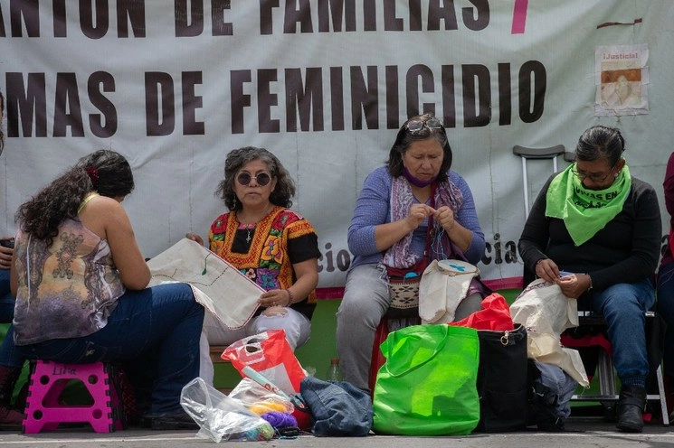 Madres de víctimas de feminicidio en plantón afuera de Palacio Nacional. Tejen carpetas con los nombre de las víctimas. Foto Pablo Ramos / Archivo