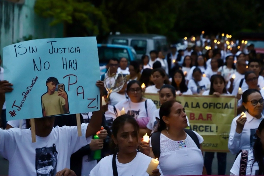 Familiares de Diego Ignacio Paz y ciudadanos de Oaxaca marcharon en silencio para pedir justicia por el asesinato extrajudicial del joven. Foto Cortesía Estación Foto 