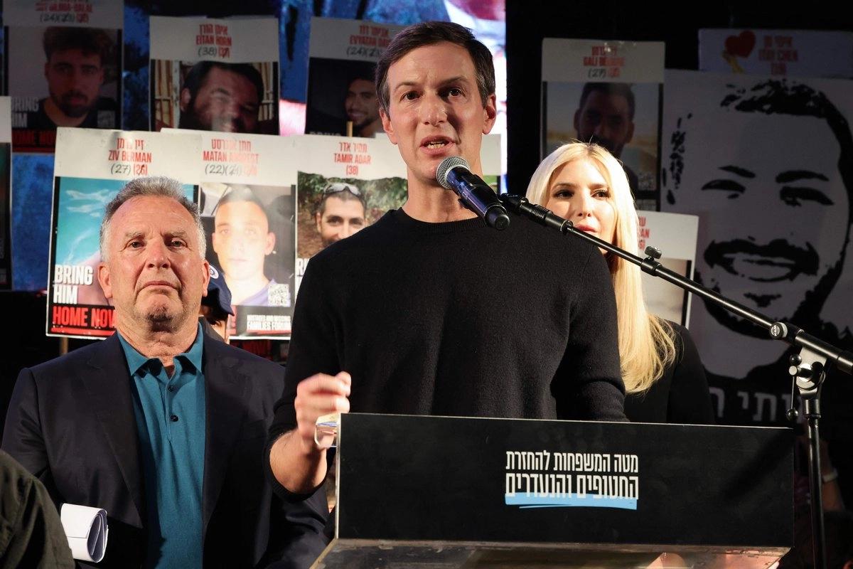 El empresario estadunidense Jared Kushner (centro), su esposa, Ivanka Trump (derecha), y el enviado especial de Estados Unidos, Steve Witkoff (izquierda), en una concentración de 400 mil personas antenoche en la Plaza de los Rehenes en Tel Aviv .Foto