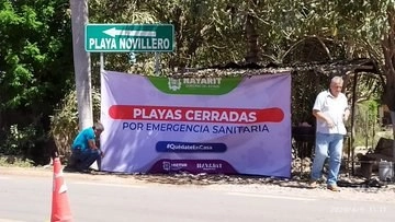 El Gobierno de Nayarit colocó lonas en 45 accesos que anuncian el cierre de playas. Foto de Twitter @aegnayarit