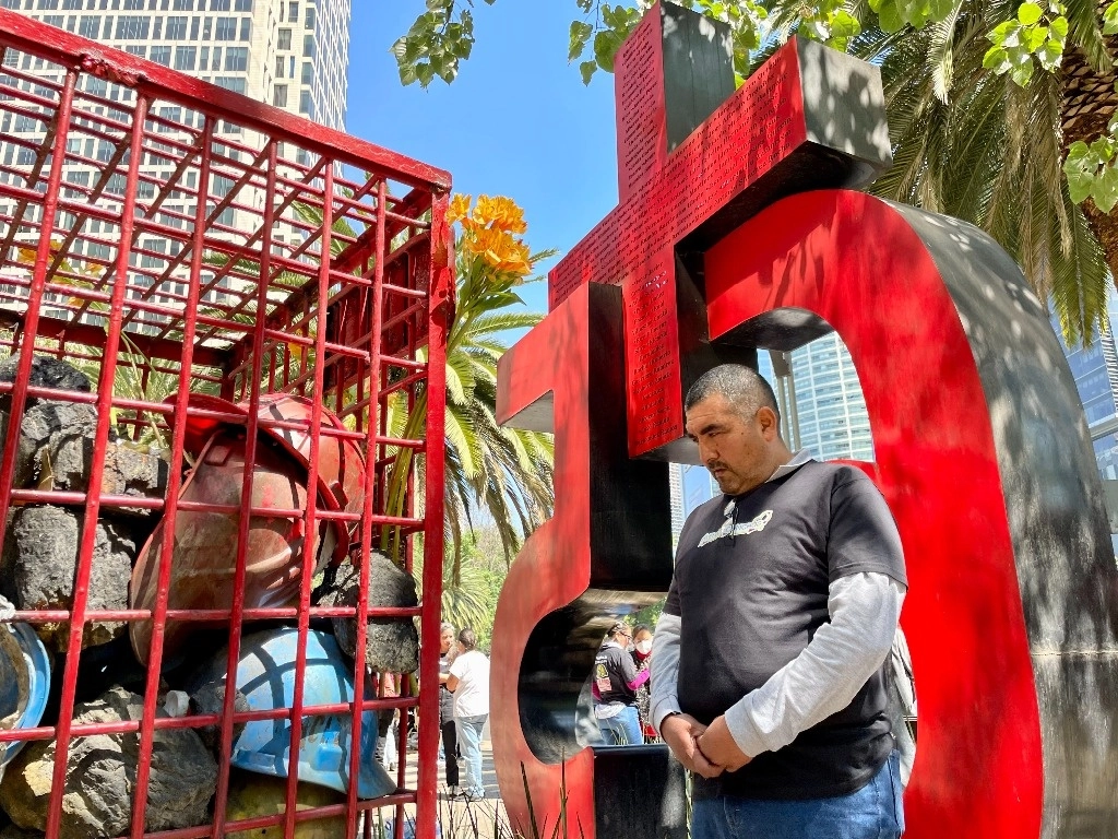 Uno de los asistentes a la misa convocada por la organización Familia Pasta de Conchos y oficiada por el obispo Raúl Vera, el pasado 19 de febrero en la Ciudad de México. Foto 'La Jornada' / Archivo  