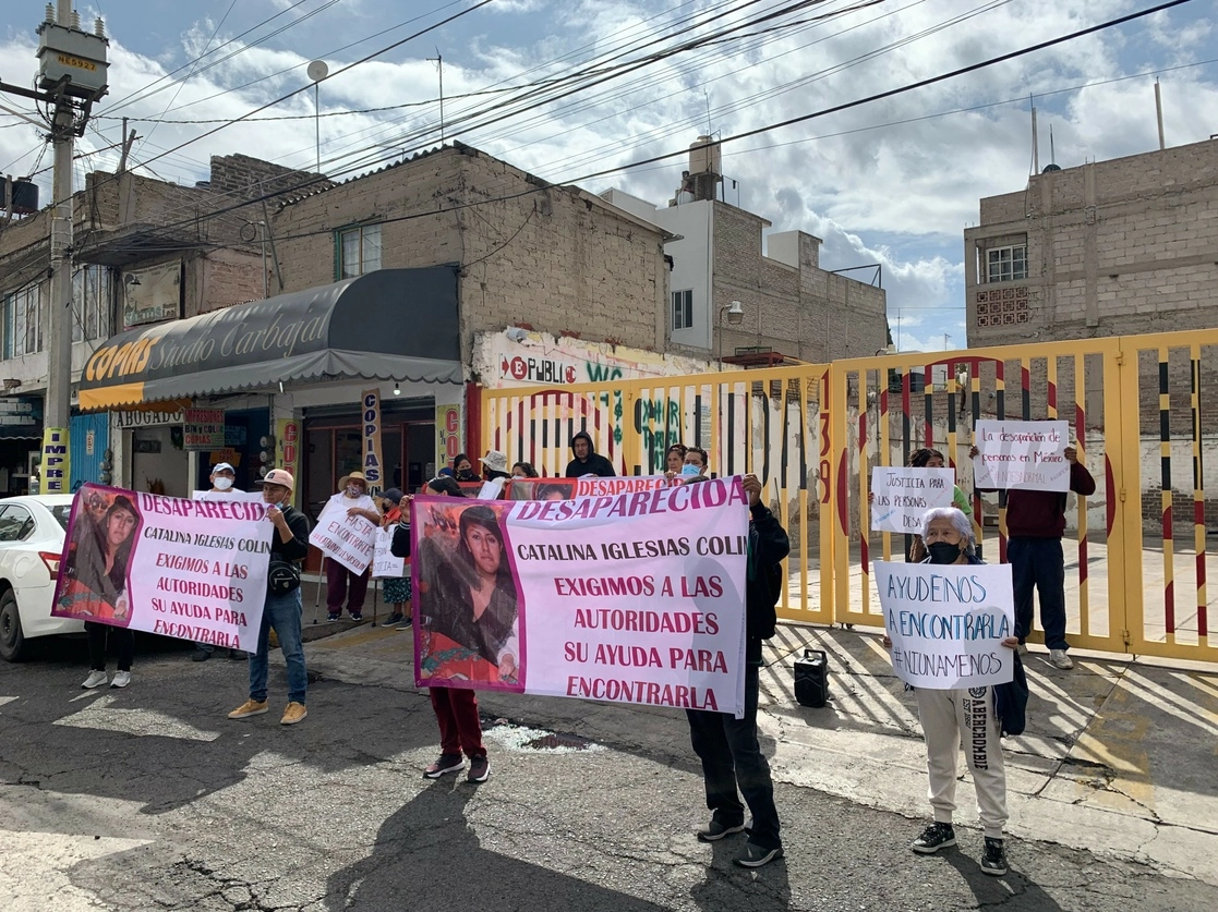 Familiares y vecinos en Nezahualcóyotl protestan en el lugar donde desapareció hace 15 días Catalina Iglesias Colín. Fotos René Ramón