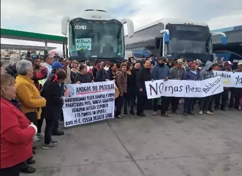 Un grupo de alrededor 200 personas de la región sur del estado de Chihuahua piden se cambie la prisión preventiva para César Duarte. Foto Cortesía Monitor de Parral