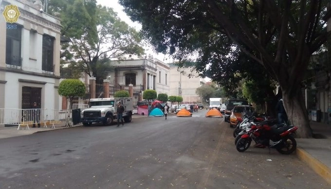 Bloqueo de familiares de desaparecidos en instalaciones de Segob. Foto tomada de la cuenta de Twitter @OVIALCDMX