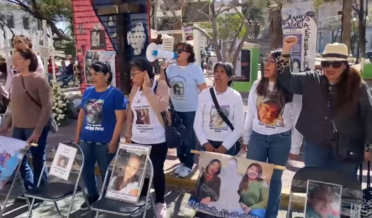 Familiares de desaparecidos se manifestaron en el monumento llamado ‘Cruz de Clavos’, frente a palacio de gobierno en Chihuahua para pedir justicia. Foto