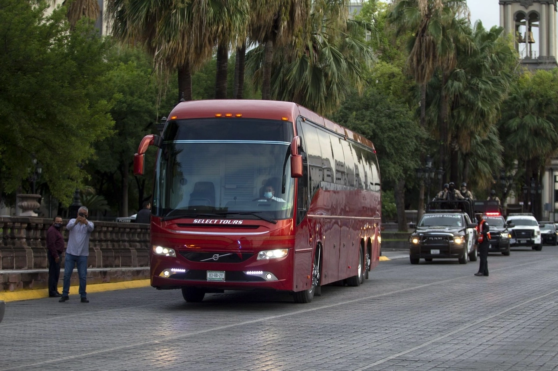 Familiares de personas desaparecidas en la carretera Monterrey-Nuevo Laredo, integrantes del Colectivo "Todos somos uno, buscando desaparecidos en Nuevo Laredo", parten hacia Cd. Victoria, Tamaulipas, para ser recibidos por el Fiscal Irving Barrios y obtener avances en las investigaciones, el 1 de julio de 2021. Foto Cuartoscuro