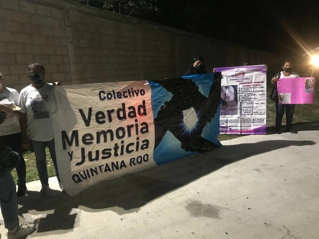 Protesta de familiares de desaparecidos en Quintana Roo, a la espera del paso del presidente Andrés Manuel López Obrador, el 17 de noviembre de 2021, en Cancún, Quintana Roo. Foto Patricia Vázquez, corresponsal