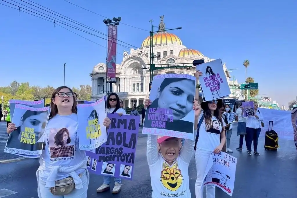 Integrantes de Marea Verde México marchan hacia Palacio Nacional para manifestarse por las más de 130 mil personas desaparecidas en todo el país, en la Ciudad de México, el 5 de enero de 2023. Foto Roberto García Ortiz 
