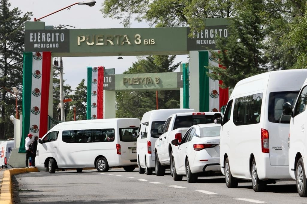Este martes, alrededor de 50 sobrevivientes y familiares de desaparecidos ingresaron al Campo Militar Número 1, donde buscarán indicios de crímenes de Estado, en la Ciudad de México, el 20 de septiembre de 2022. Foto Roberto García Ortiz