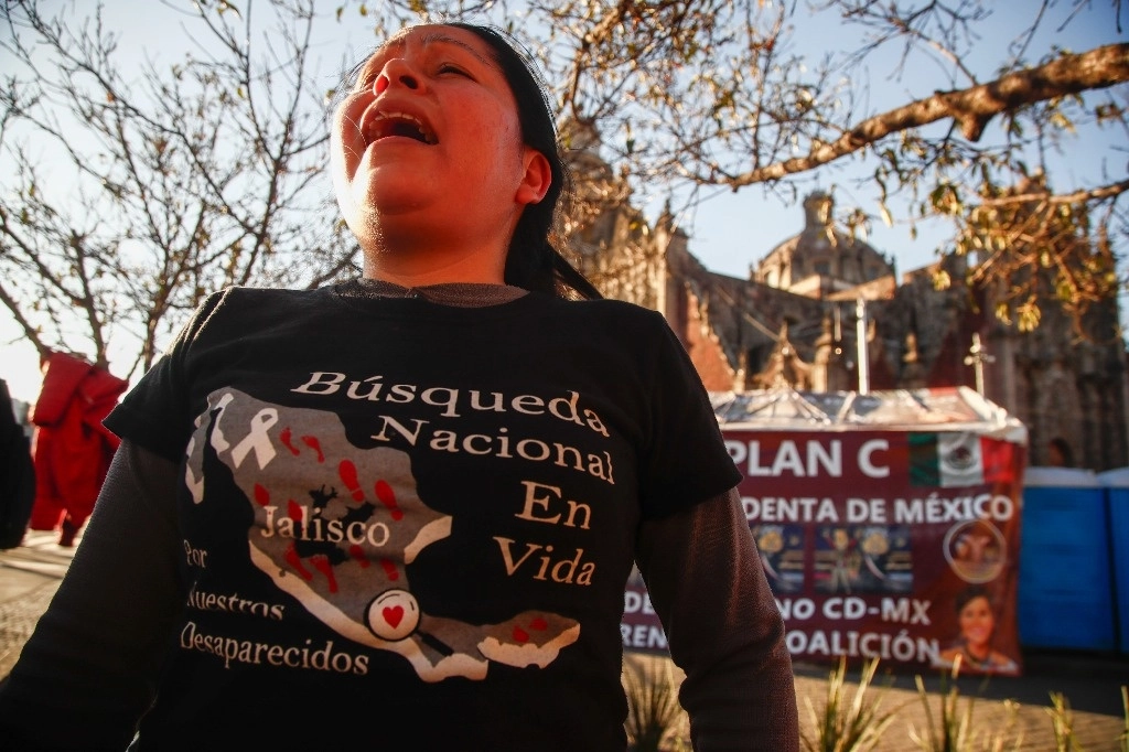 Integrantes del movimiento Fuerzas Unidas por Nuestros Desaparecidos en Coahuila instalaron frente a Palacio Nacional un memorial, el 24 de enero de 2024. Foto Víctor Camacho / Archivo