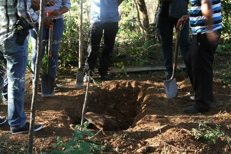 Imagen de noviembre de 2016, elementos de seguridad localizaron una fosa clandestina en la parte alta de la colonia Simón Bolívar en Acapulco, Guerrero. Foto Cuartoscuro

